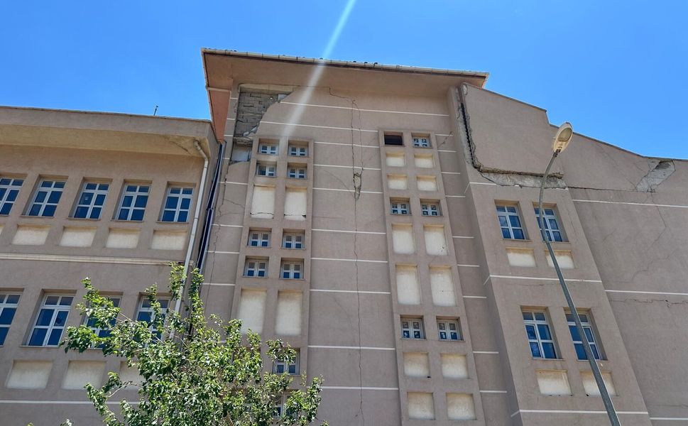 Depremde ağır hasar aldıktan sonra yıkılmayan okul tehlike saçıyor
