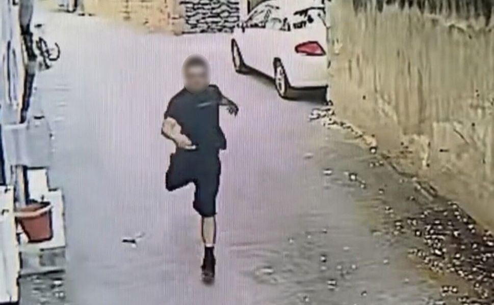 Telefonu çaldı, tazı gibi koştu: O anlar kamerada