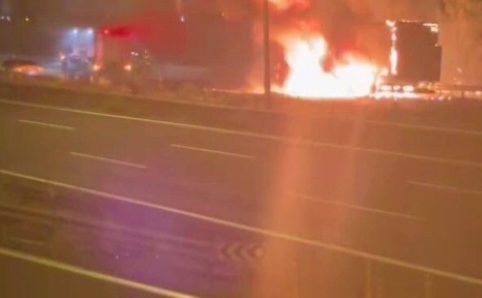 Seyir halindeki tır alev alev yanarak kullanılamaz hale geldi