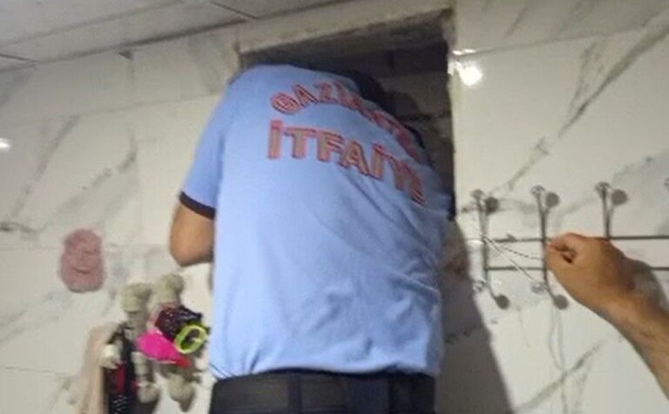 Havalandırma boşluğunda mahsur kalan güvercini itfaiye kurtardı