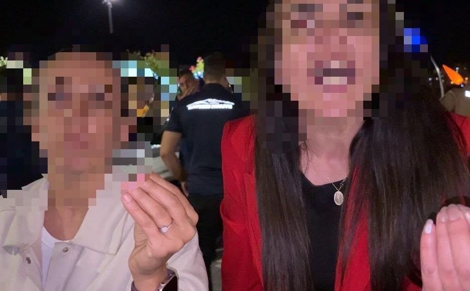 Bebeğini arabada unuttu, hıncını gazetecilerden çıkardı
