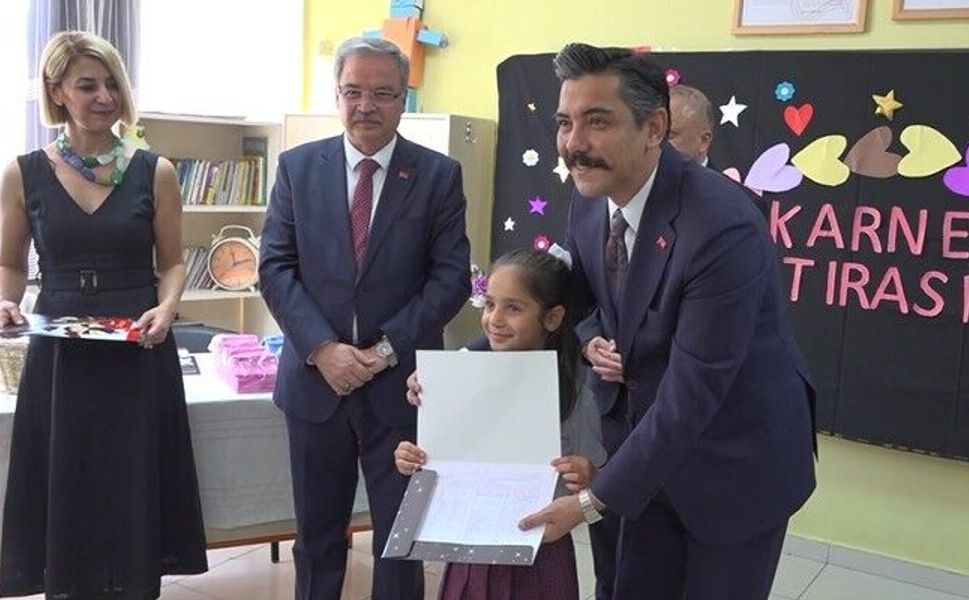 Gaziantep'te 680 bini aşkın öğrenci karne heyecanı yaşadı