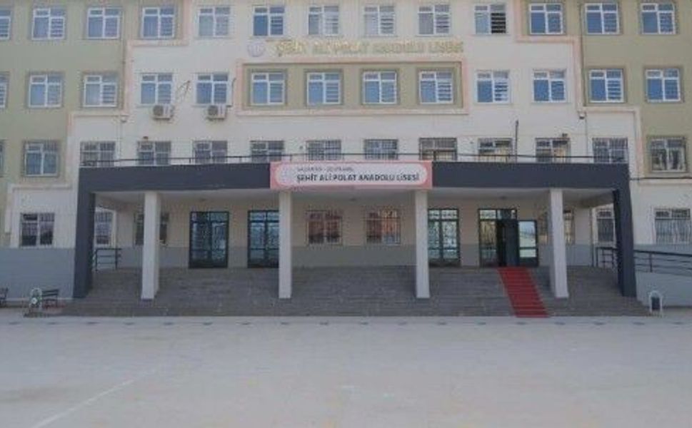 Karne günü bıçaklanan 10'uncu sınıf öğrencisi ağır yaralandı