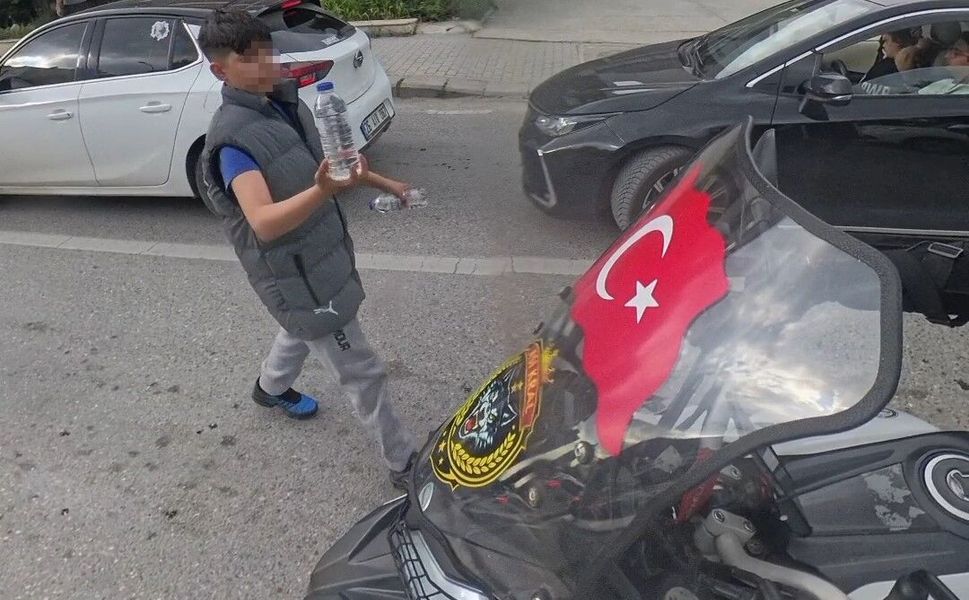 Su satan çocuk, camında Türk bayrağı olan motosikletliye su hediye etmek istedi