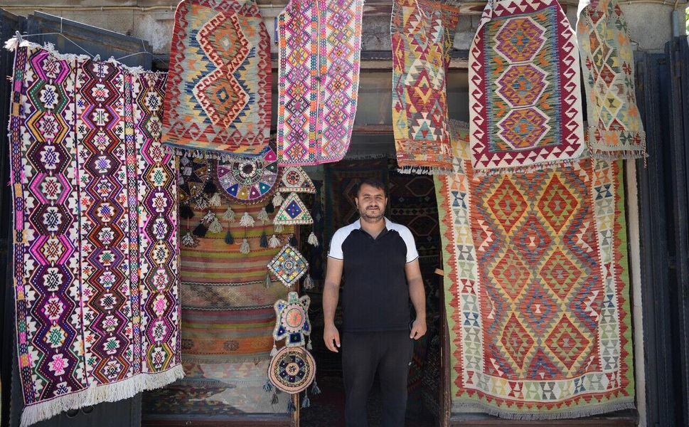 Yörük köylerinden topladığı halı ve kilimleri satarak geçmişi geleceğe taşıyor
