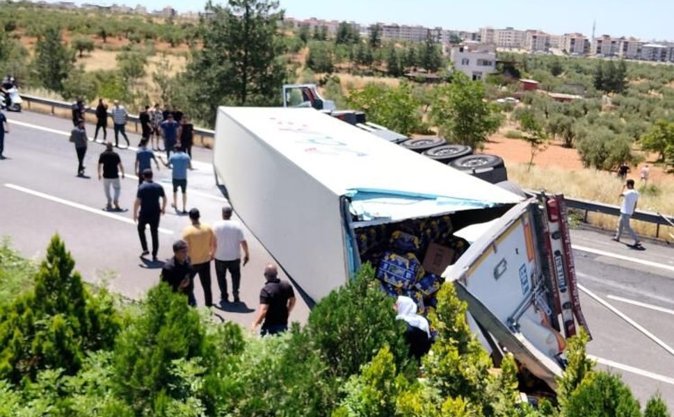 Gaziantep’te muz yüklü tır devrildi