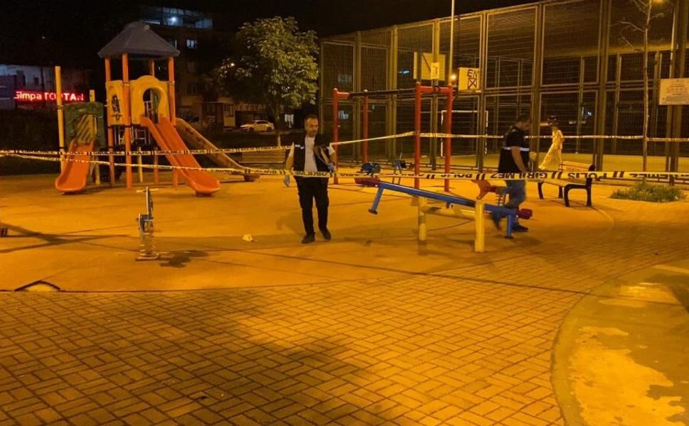 Parktaki gençlere pompalı tüfekle saldırdı