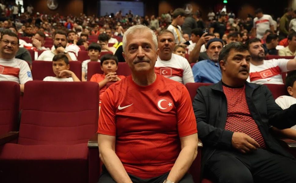Dualarla milli takıma destek olundu, dev ekranda maç heyecanı yaşandı