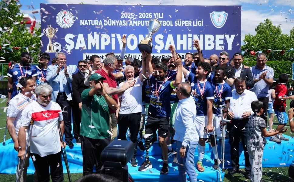 Şahinbey Ampute Futbol Takımı şampiyonluk kupasını kaldırdı