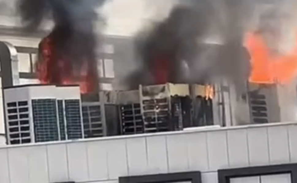 İnşaatı devam eden hükumet konağı çatısında korkutan yangın