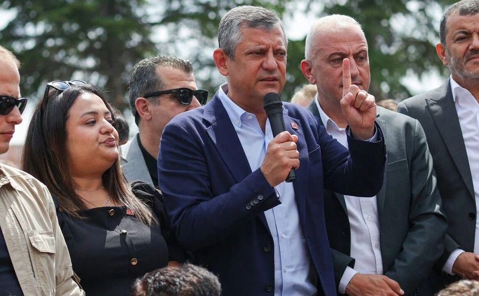 CHP Genel Başkanı Özgür Özel Diyarbakır'da Coşkulu Karşılandı