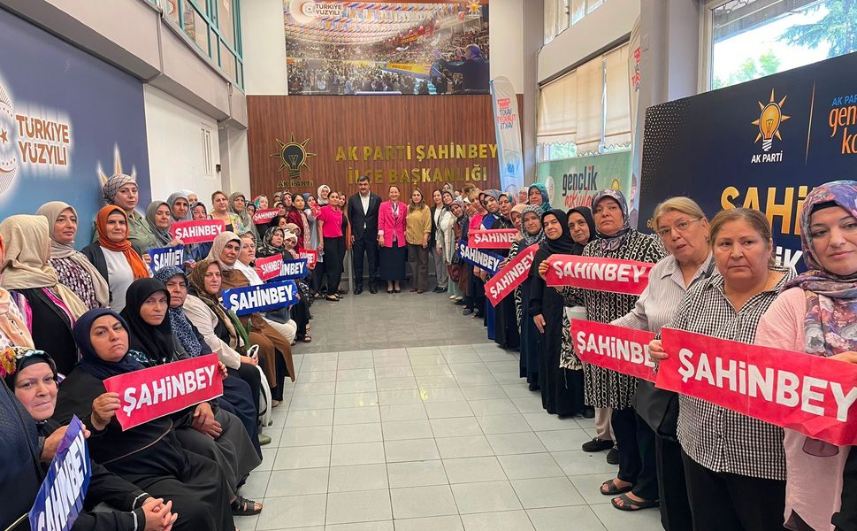 Derya Bakbak, AK Parti Şahinbey Kadın Kolları Mahalle Başkanlarıyla Buluştu
