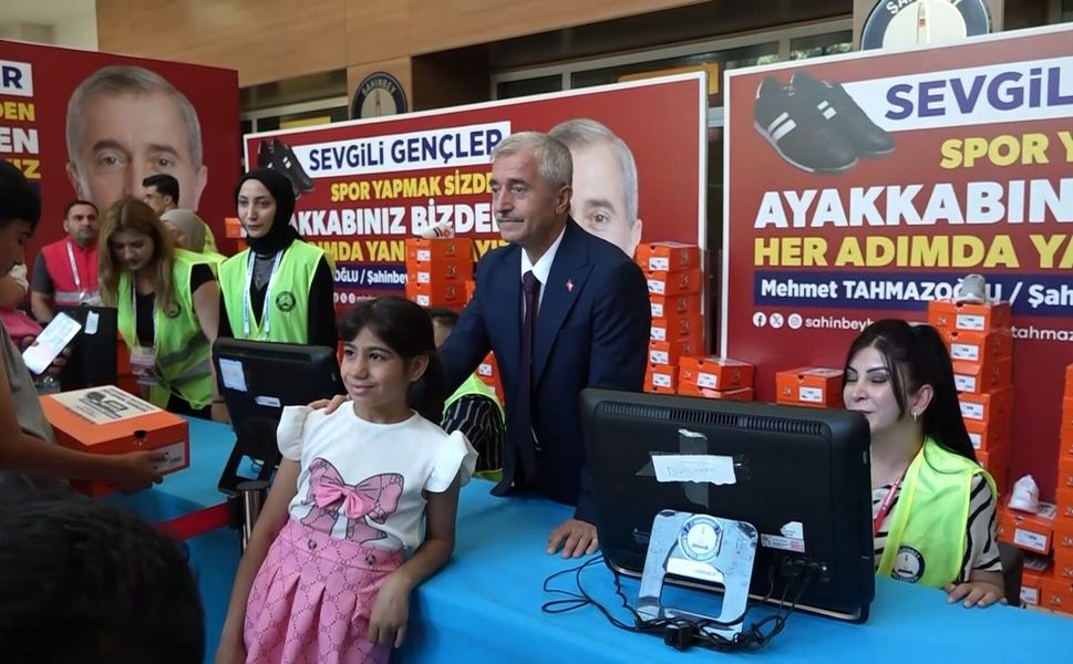 Şahinbey'de öğrencilere spor ayakkabı dağıtma geleneği devam ediyor