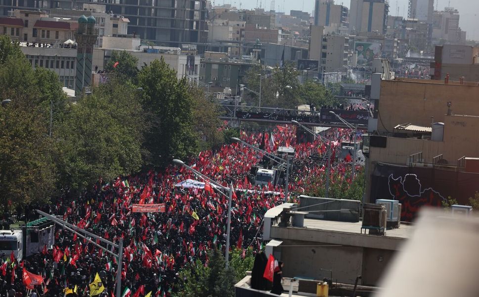 Hamaney'in cenaze alayı milyonların katılımıyla başladı