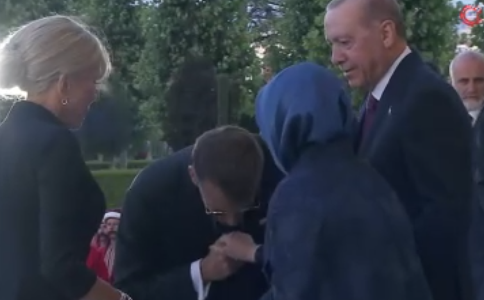 Emine Erdoğan, Macron'un elini öpmesine izin vermedi