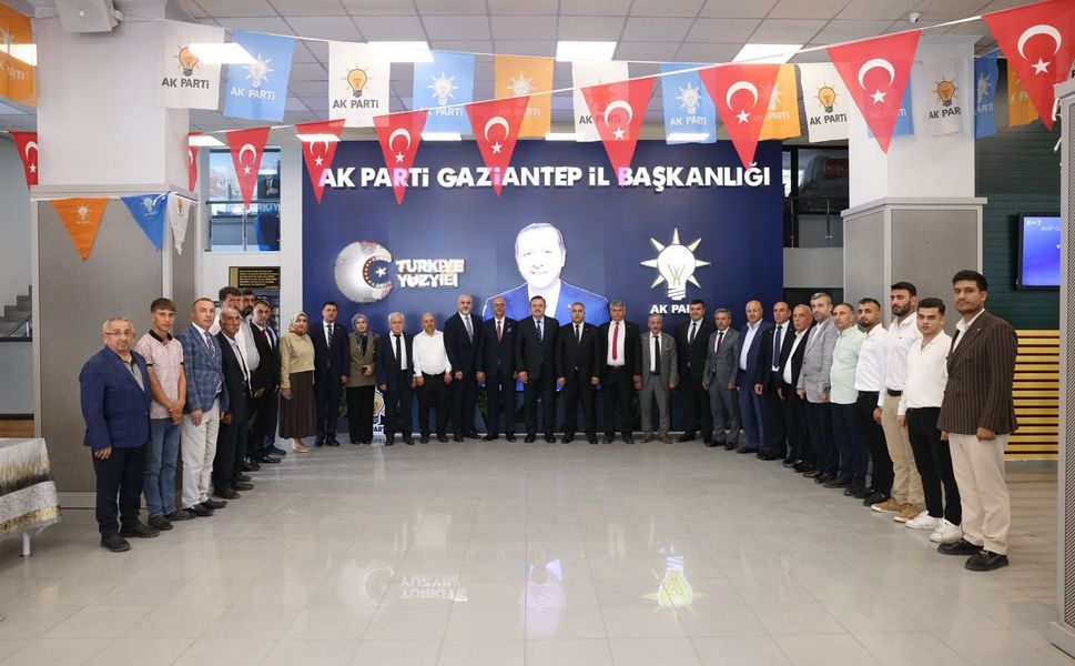 AK PARTİ GAZİANTEP, AİLESİNİ GENİŞLETİYOR! AK PARTİ’YE 25 KİŞİLİK KATILIM