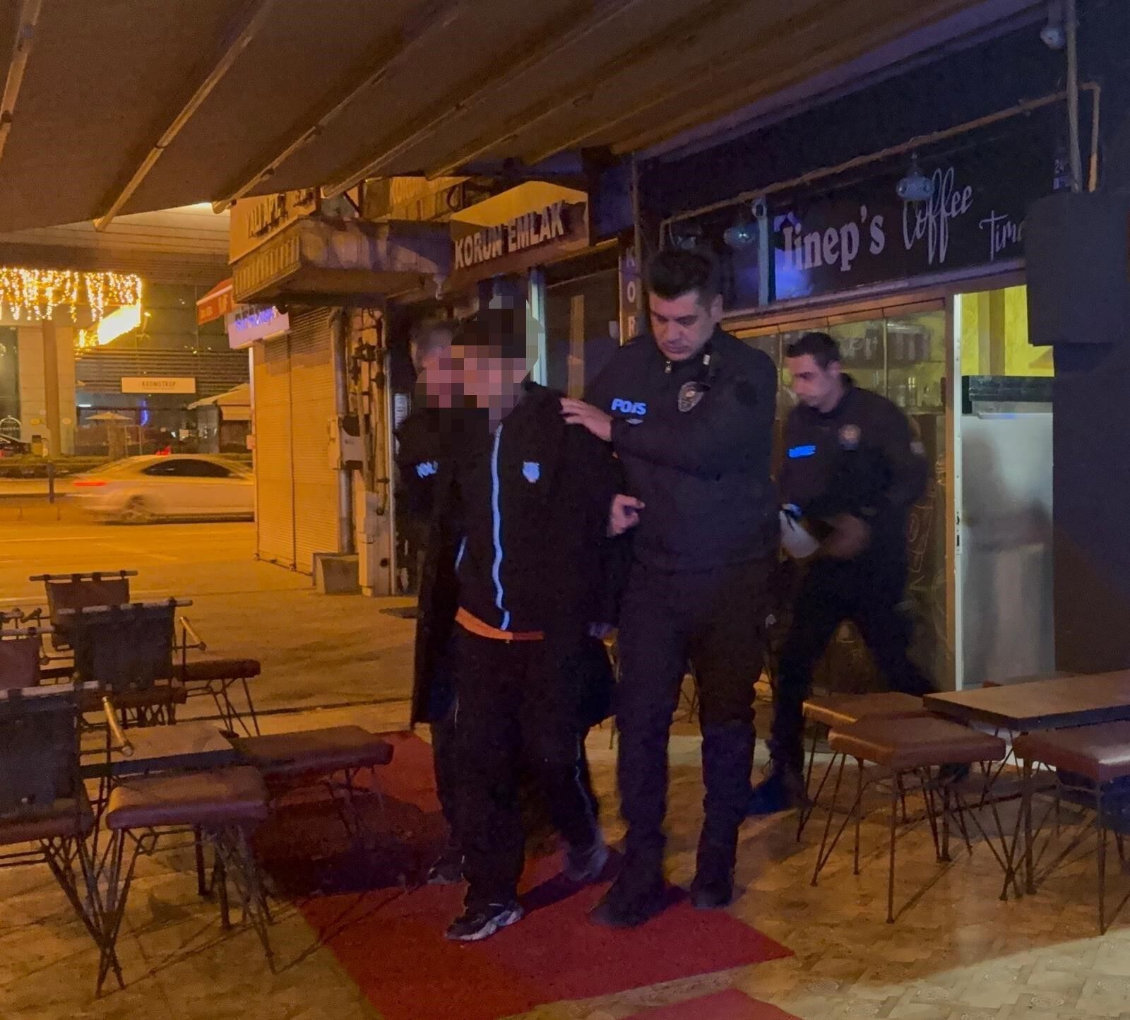 Hırsızlığın böylesi... Hırsızlık için girdiği kafede ısındı, yemek yedi