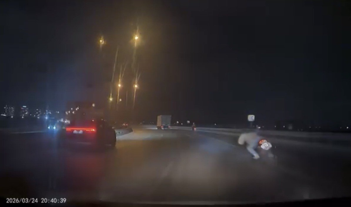 Motosiklet kazası kamerada : Sürücü yola böyle savruldu