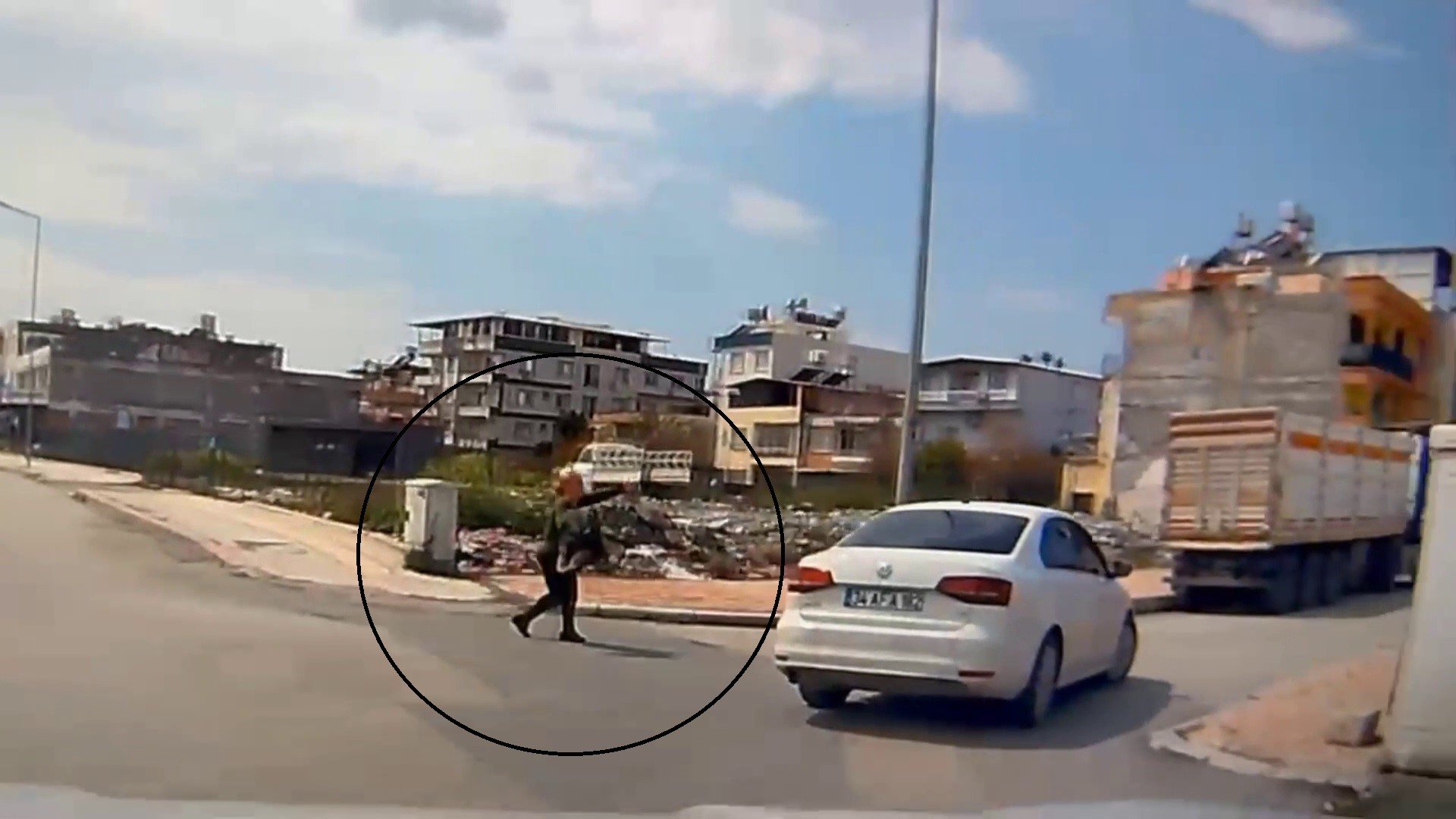 Kaldırımda yürüyen kadının boynundaki kolyeyi çaldı