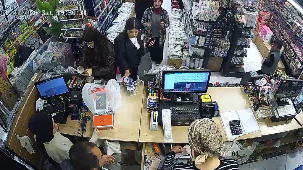 “Rezİl Edildim” Dedi, Eşi Dükkanın Camını Kırdı