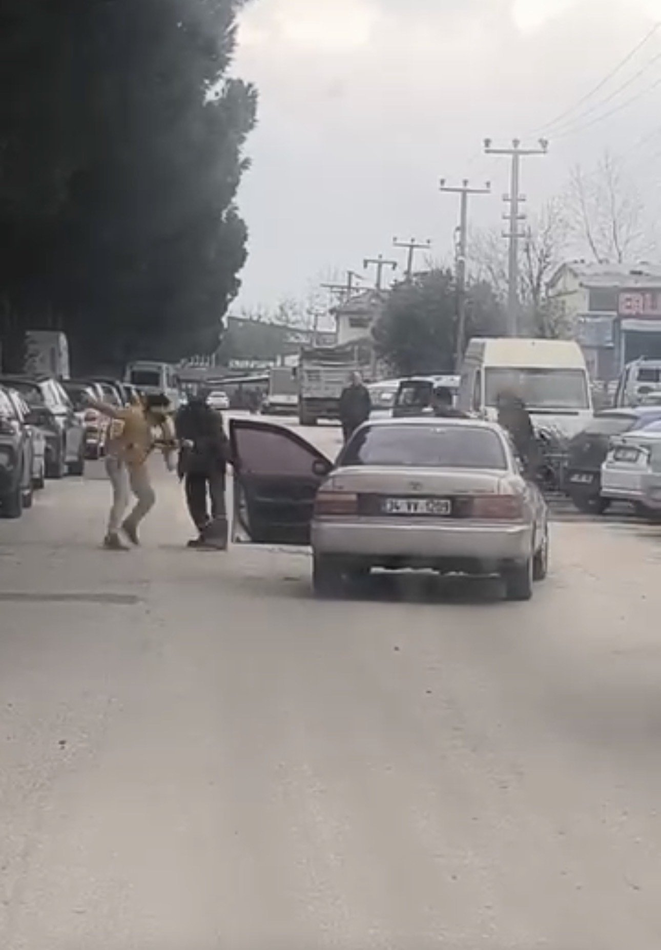 Yol ortasında yumruklu kavga kamerada