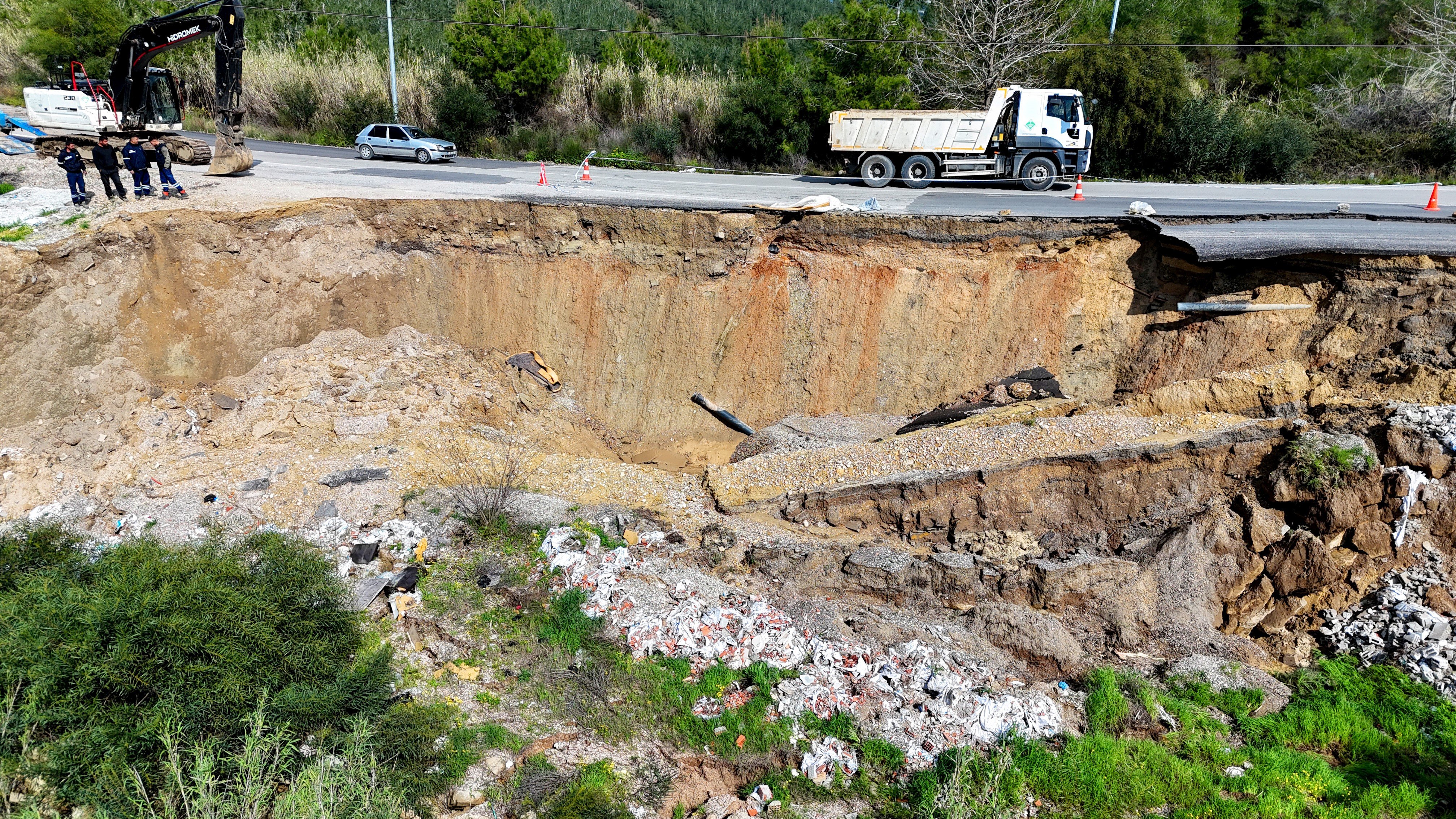 Yolda heyelan: Yarısı çöktü, içme suyu hattı zarar gördü