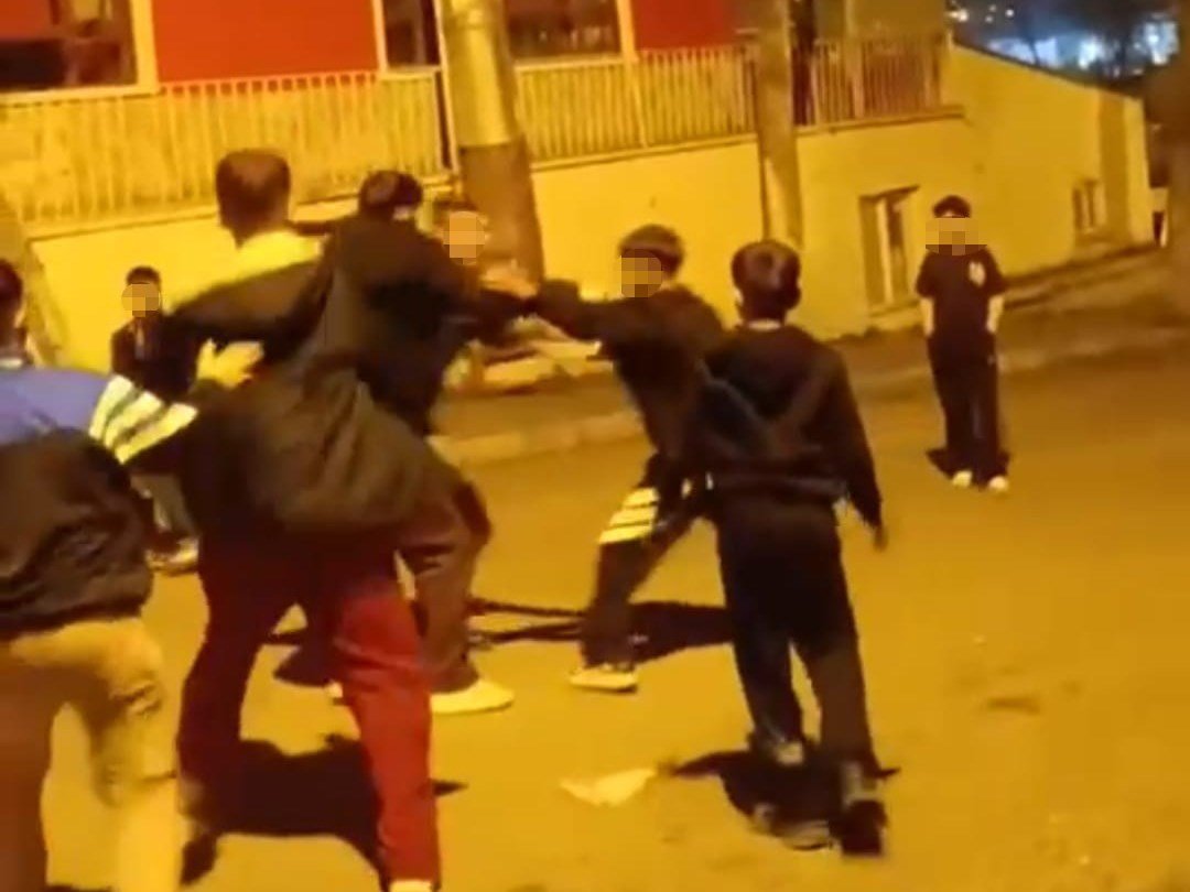 Önü kesilen çocuk yaşıtları tarafından darp edildi