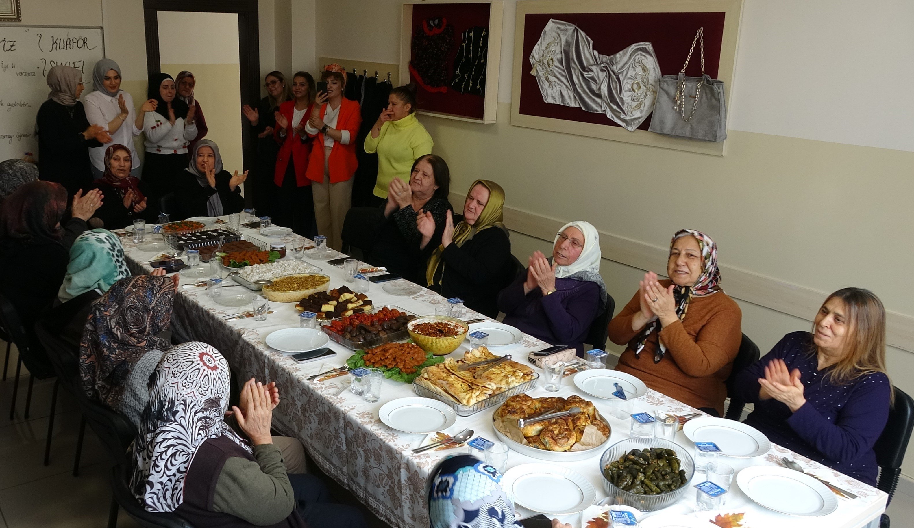 Yaşlılar hayatlarında ilk defa kuaförde bakım yaptırdı