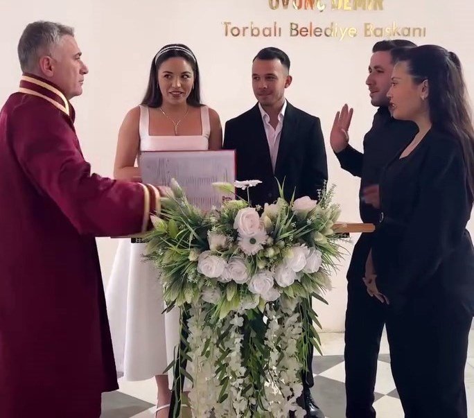 Nikah memuruna şaka yapmak istediler, asıl şakayı memur yaptı