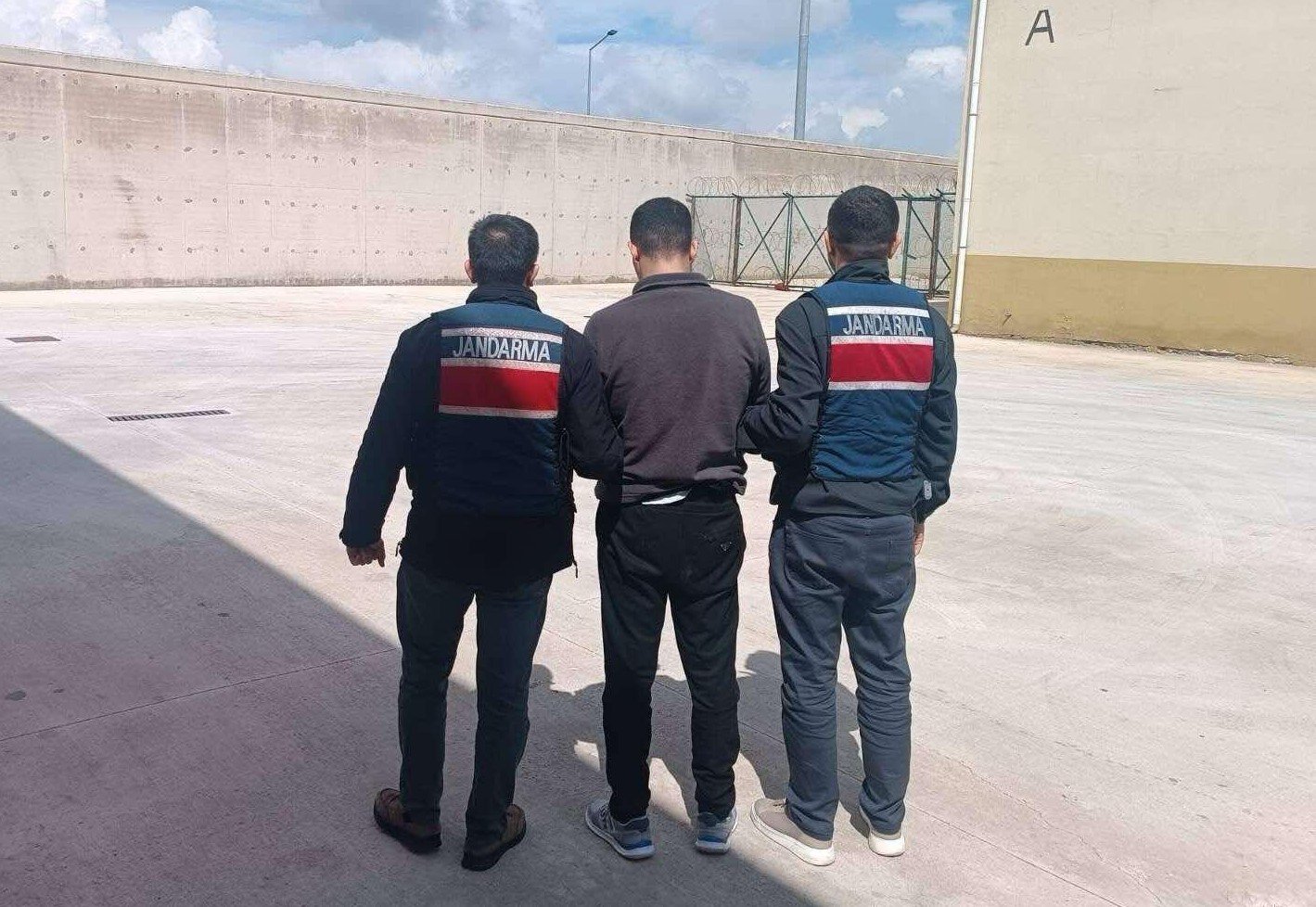 Kasten yaralama suçundan aranan şahsı jandarma yakaladı