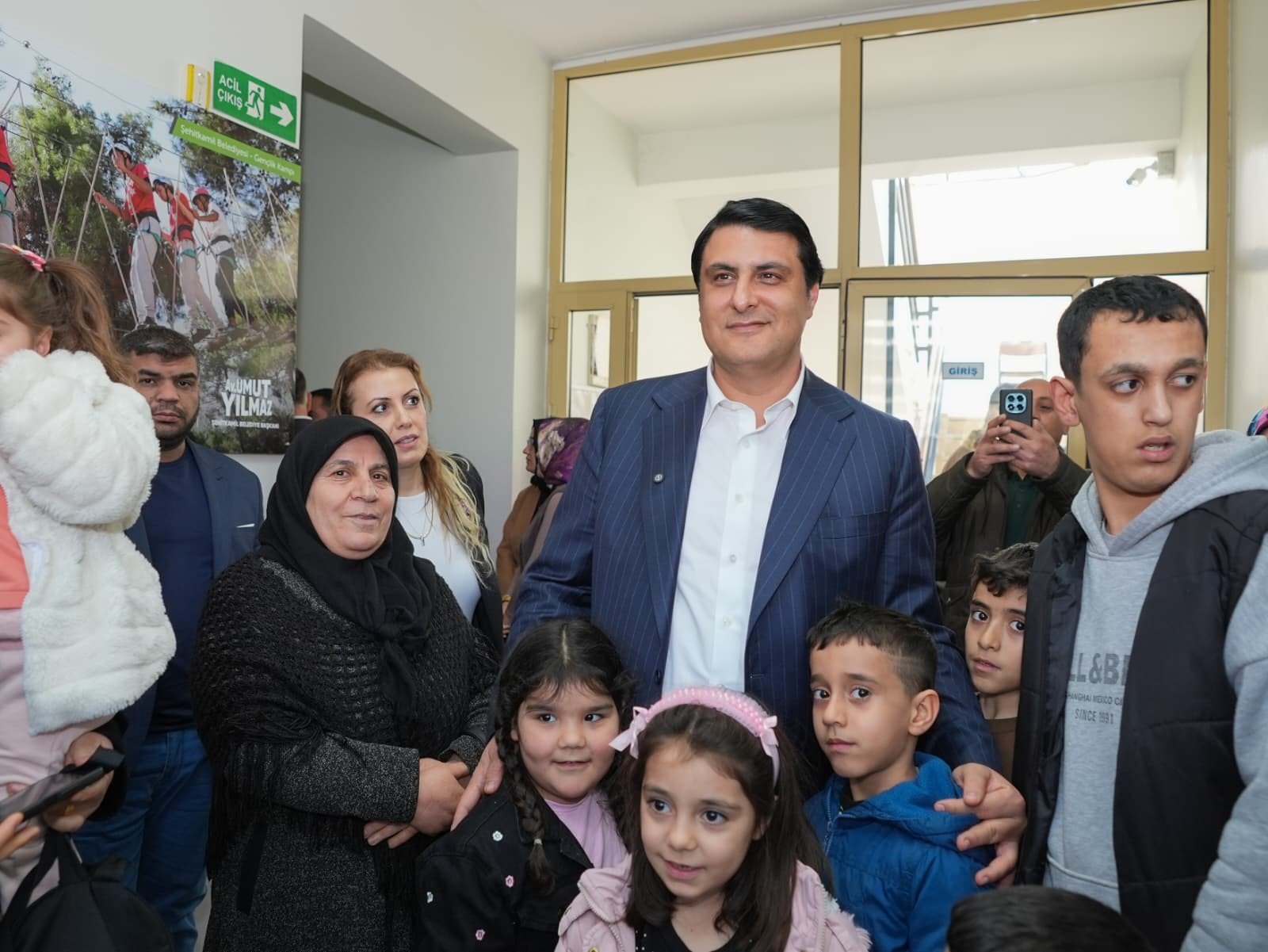 Yılmaz'dan kadın ve çocuklara anlamlı ziyaret