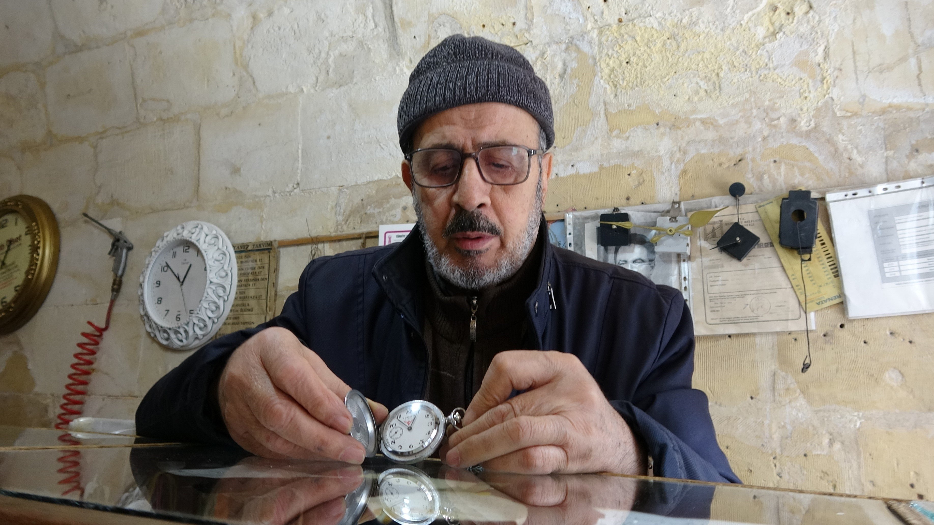 74 yaşındaki saat ustası 65 yıldır zamana ayar veriyor