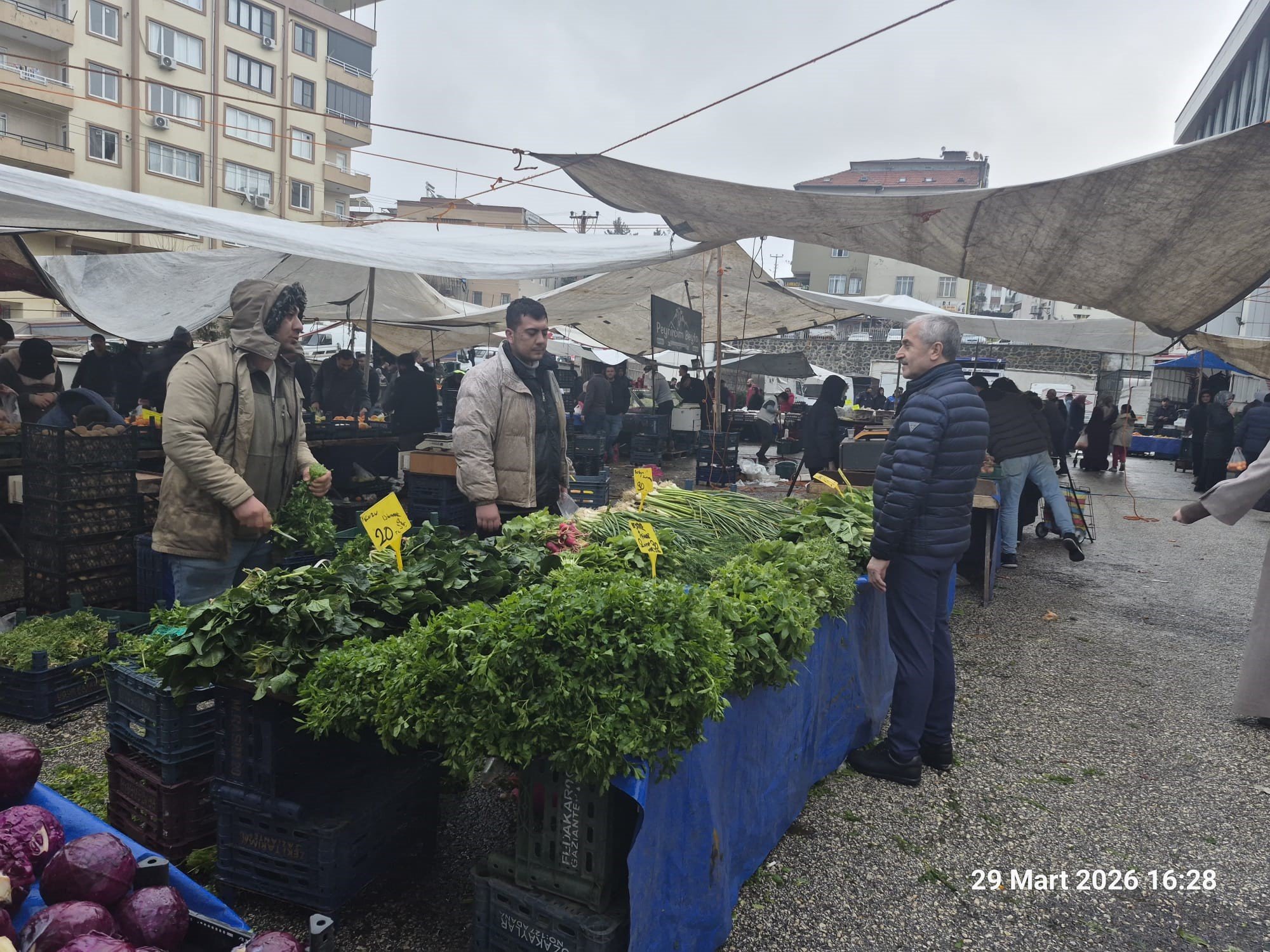 Tahmazoğlu, semt pazarı esnafını ziyaret etti