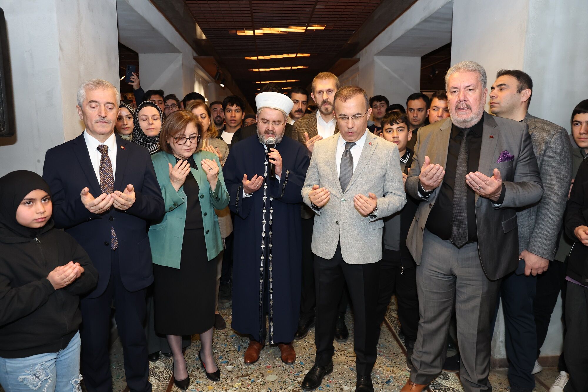 (Gazi̇antep Büyükşehi̇r Ev Sahi̇pli̇ği̇nde Mukaddes Emanetler Sergi̇si̇ Vatandaşlarla Buluştu) (2)