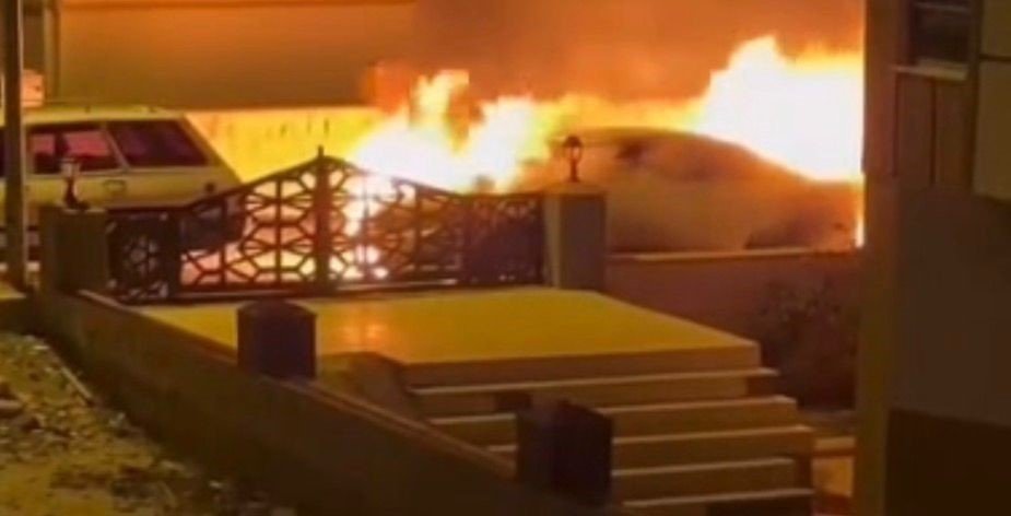 Park halindeki lüks otomobil alev alev yandı