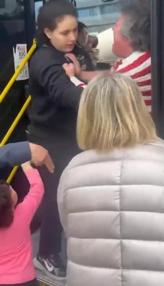 Otobüste kadınlar yer kavgasında şoförün kolunu ısırdı