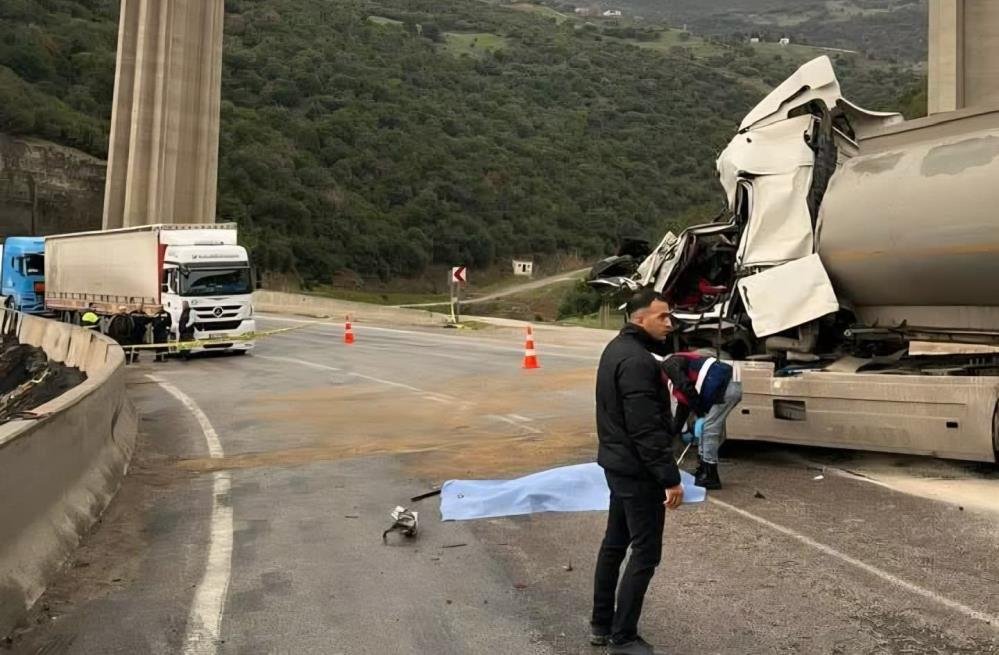 iki tır kafa kafaya çarpıştı: 1 ölü