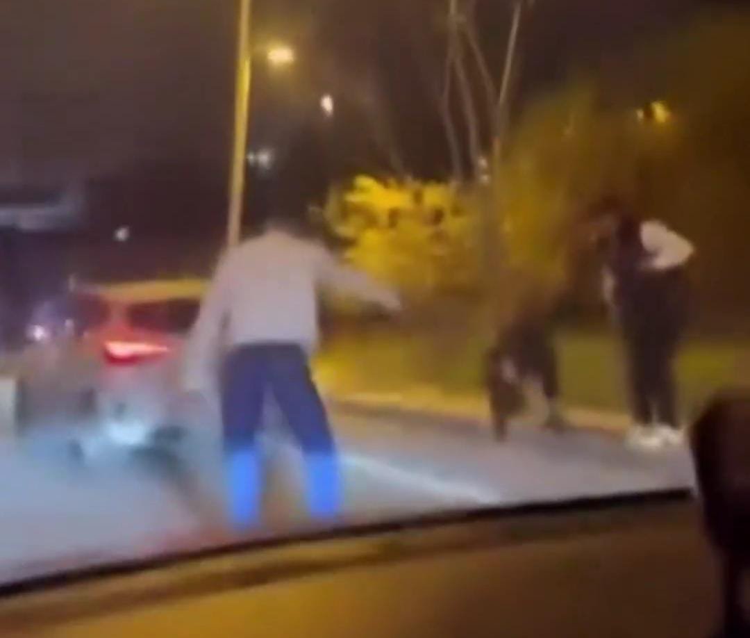 Trafikte korku dolu anlar: Otomobili Üzerlerine Sürdü!