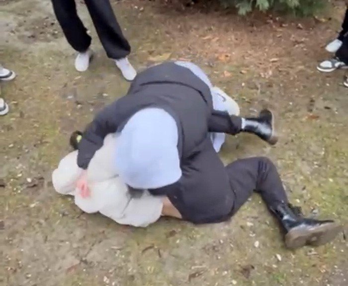 Liseli kızı acımasızca darp ettiler