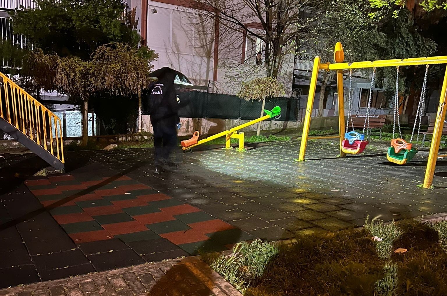 Parkta oynayan 2 yaşındaki çocuğa bıçaklı saldırı