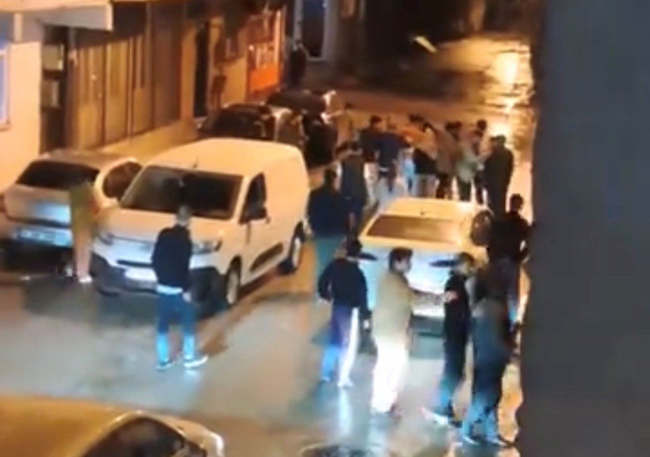 Sokak ortasında meydan muharebesi gibi kavga