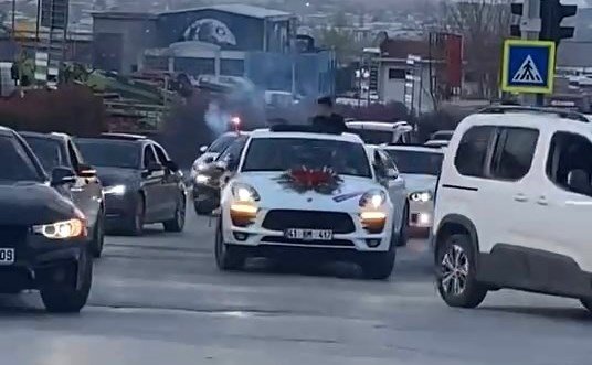 Bursa'da düğün konvoyu tehlike saçtı