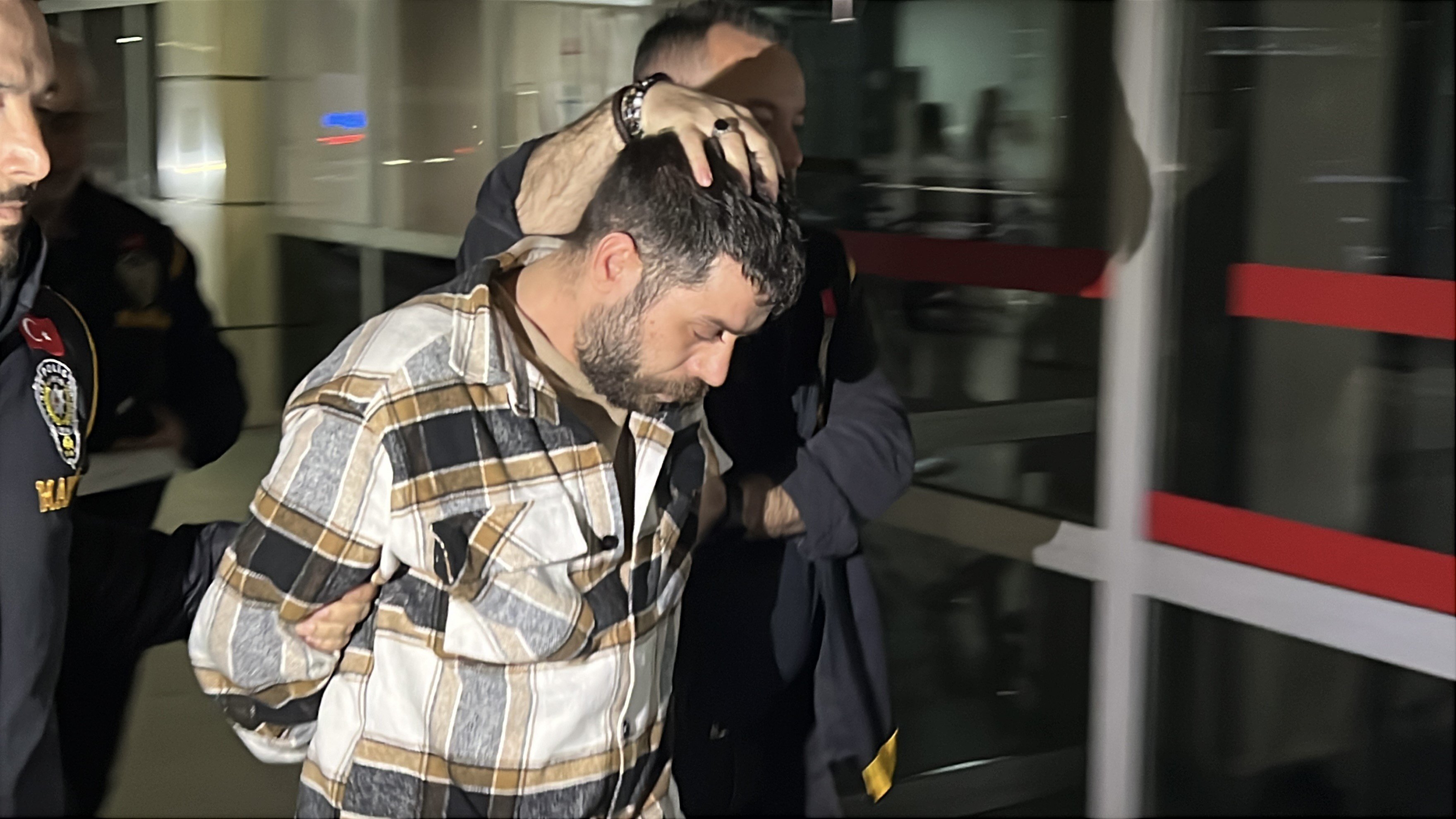 5 yarım altın için yaşlı kadını katletti