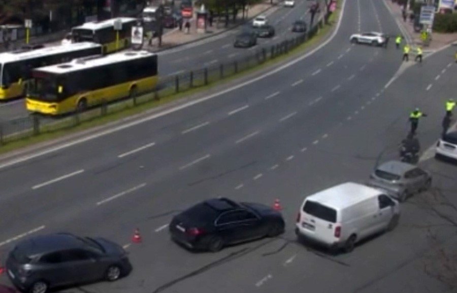 İsrail Konsolosluğu yakınından silah sesleri yükseldi