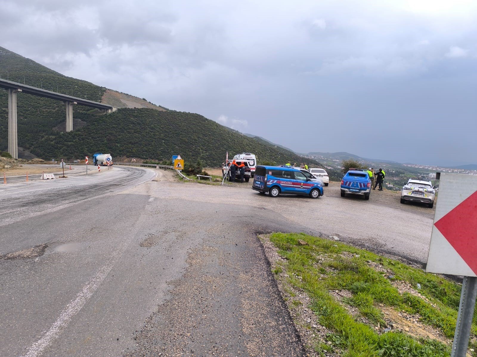 Kontrolden çıkan otomobil uçuruma yuvarlandı