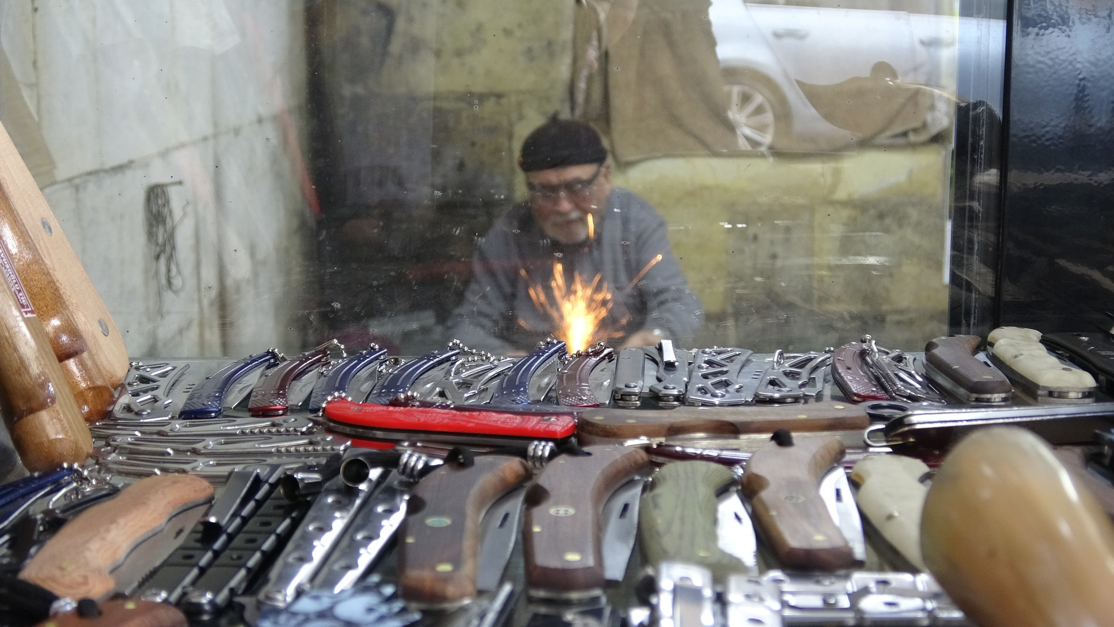 5 metrekarelik dükkanında 67 yıldır bıçakçılık yapıyor