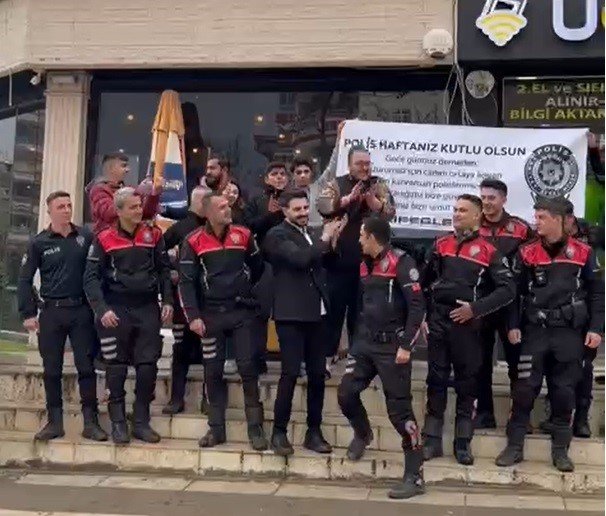 İhbarına gelen polisleri pankart ve pasta ile karşıladılar
