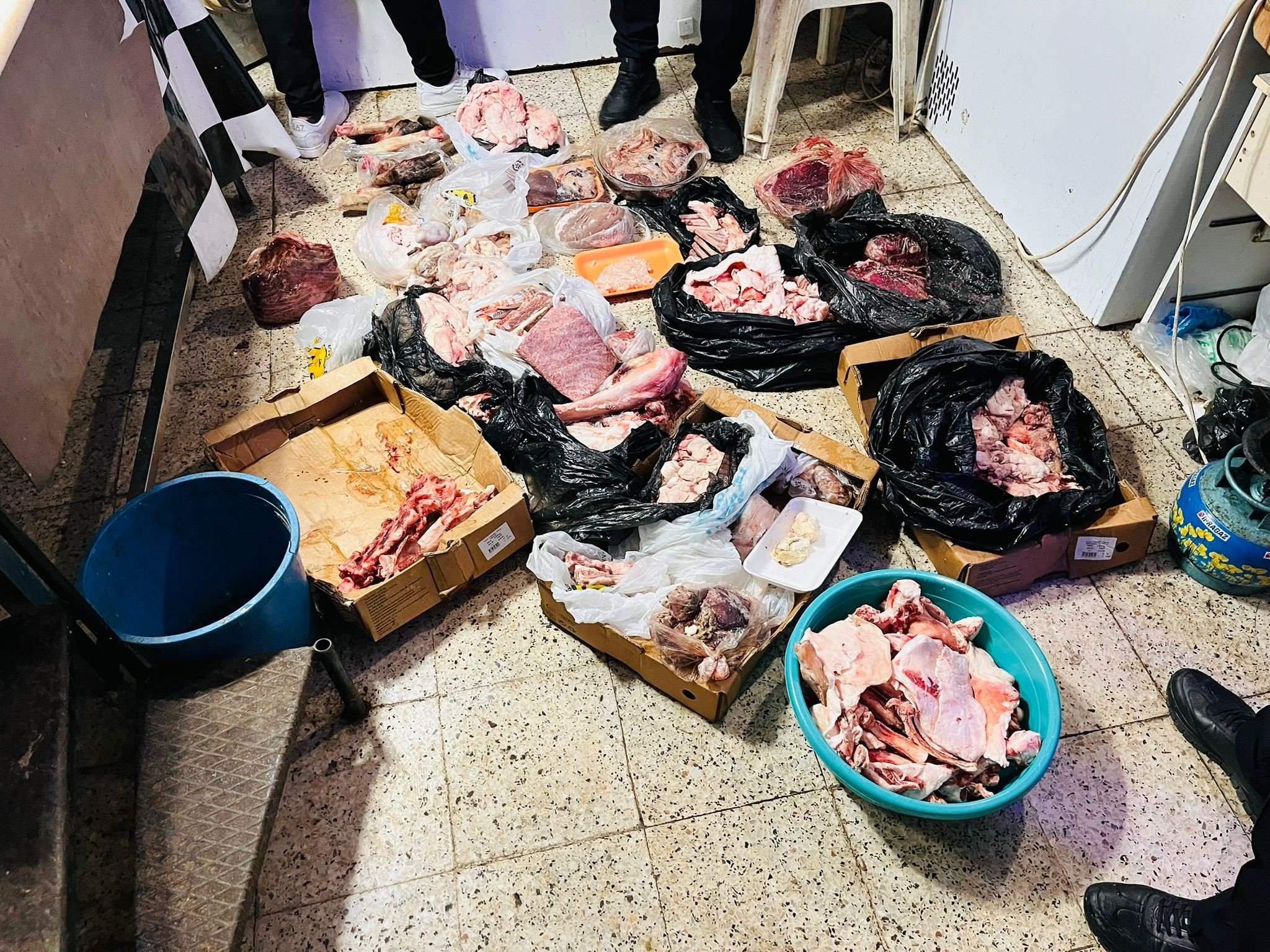 Kasap dükkanında mide bulandıran görüntüler