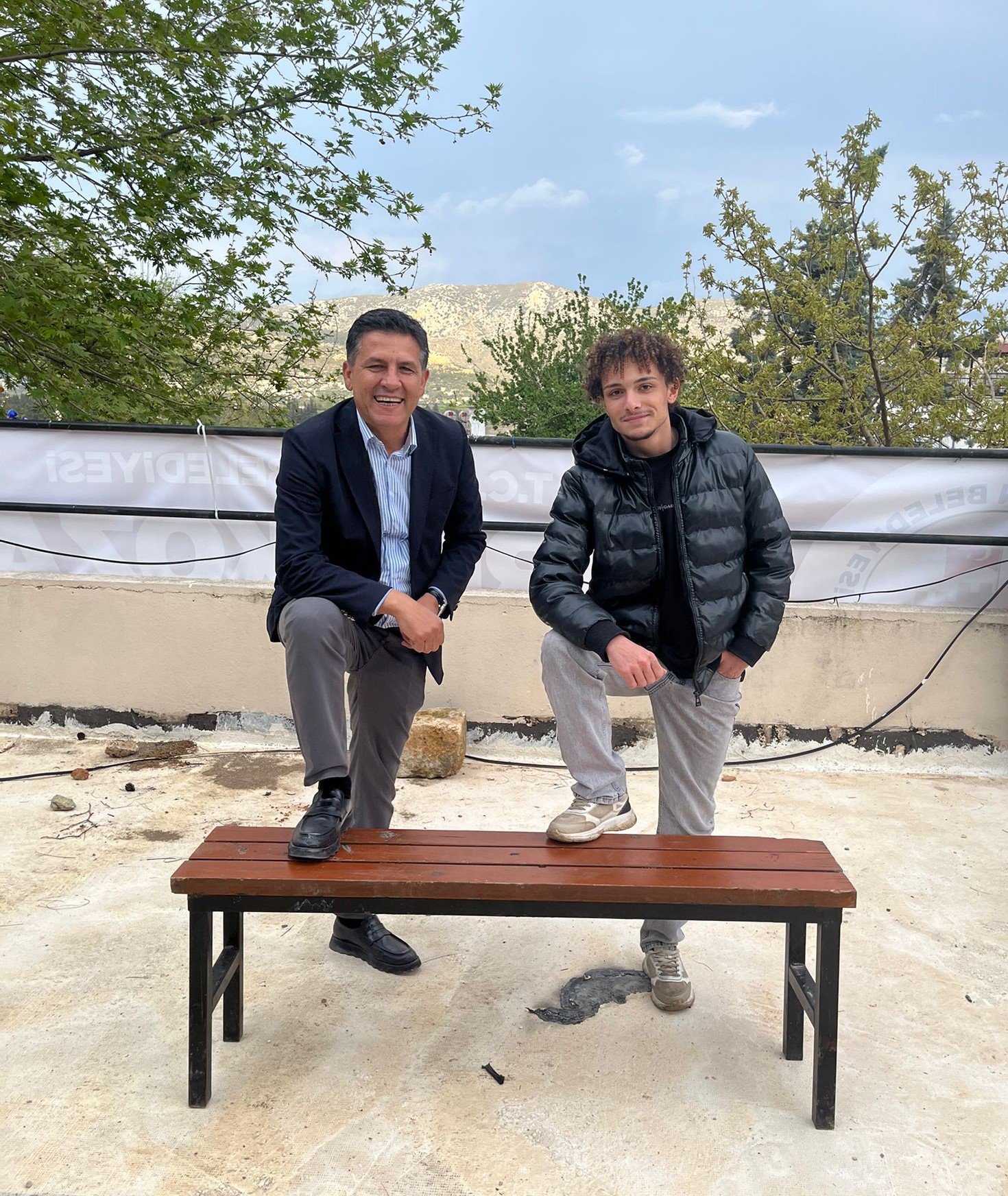 Gündem olan bankta başkan ve genç buluştu