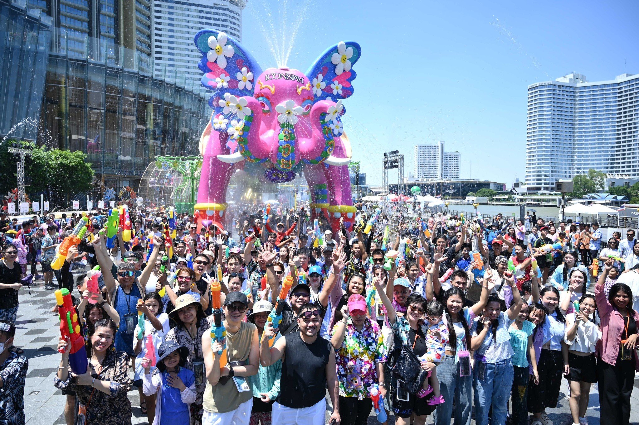 Tayland'ın en büyük bayramı Songkran Su Festivali başladı